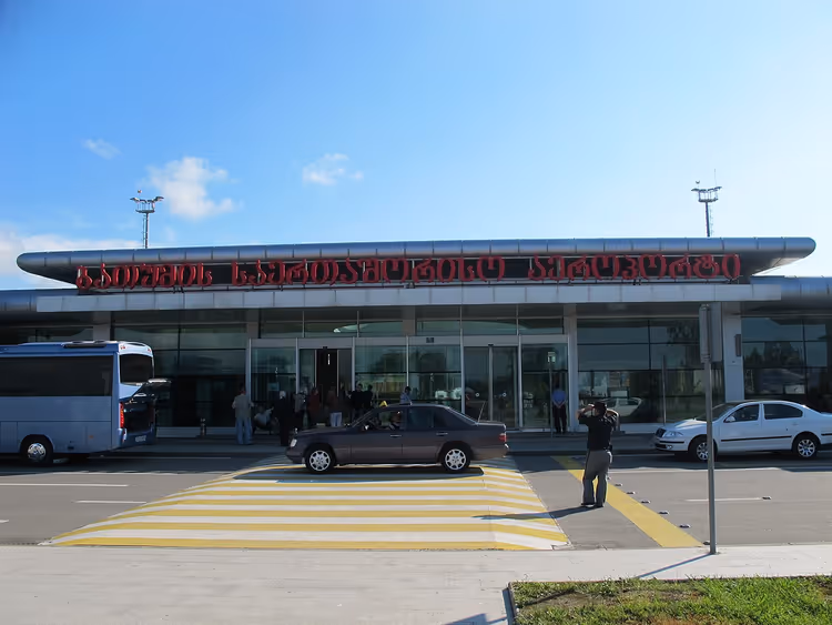 Bus am Flughafenterminal von Batumi