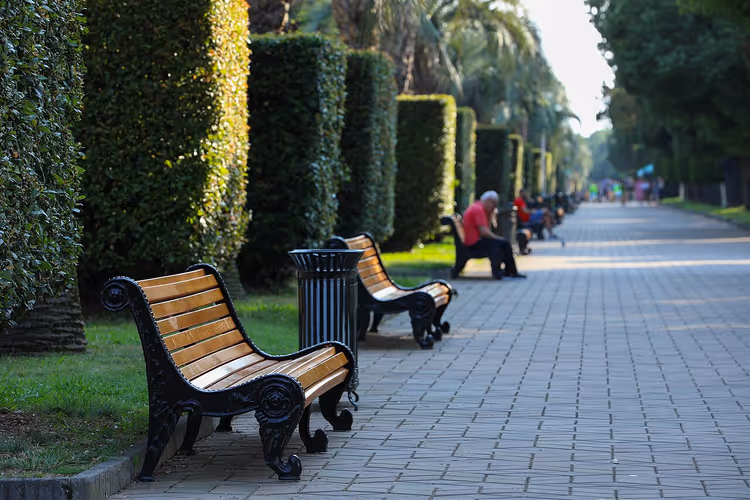 Weg am Batumi Boulevard mit Bänken und Grün