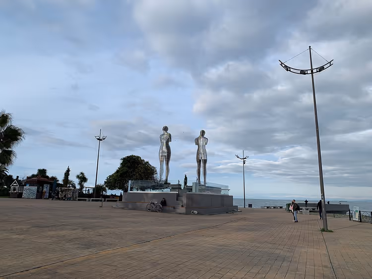 Ali og Nino-skulpturen på Batumi-bulevarden