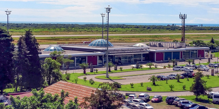 Batumi lufthavn terminal med parkering og rullebane