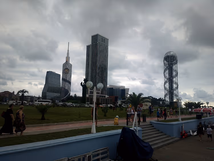 Panorama over Batumi med høyhus og byens strandpromenade