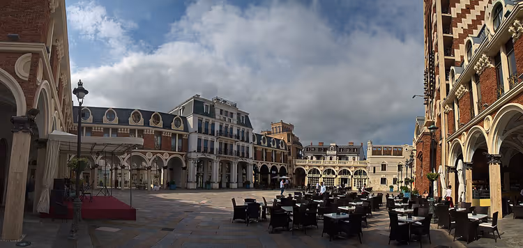 Piazza-plassen i Batumi med kafeer