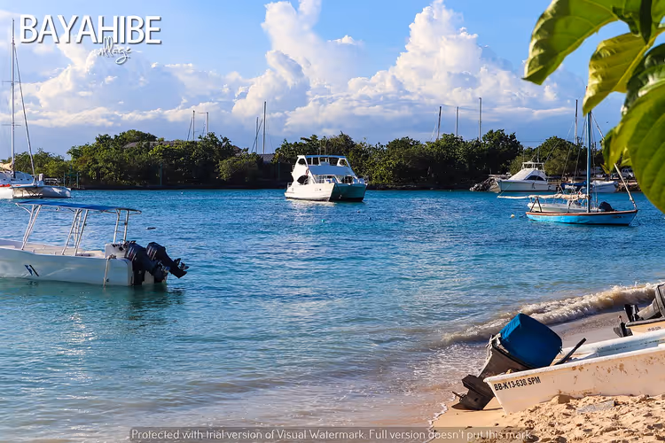 Båter i Bayahibe-bukten nær land