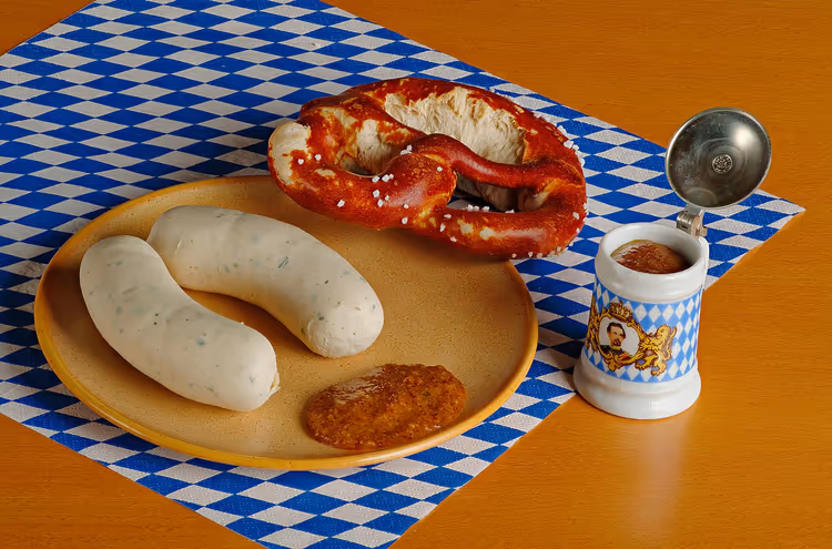 Weißwurst mit Brezel und süßem Senf