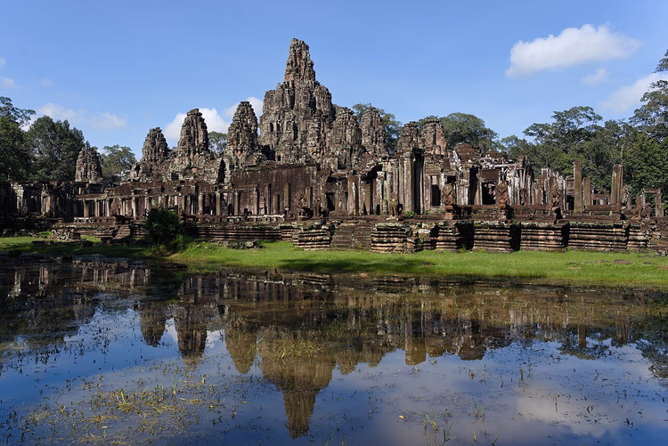 Bayon-tempel met weerspiegeling in een vijver