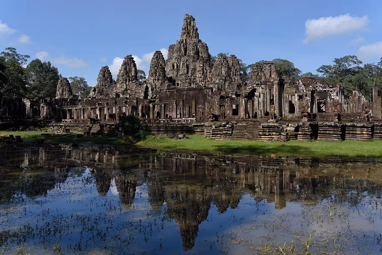Bayon tapınağı ve sudaki yansımasıyla yüz kuleleri