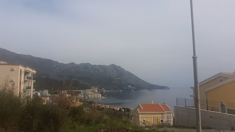 Uitzicht op Bečići met bergen en de zee