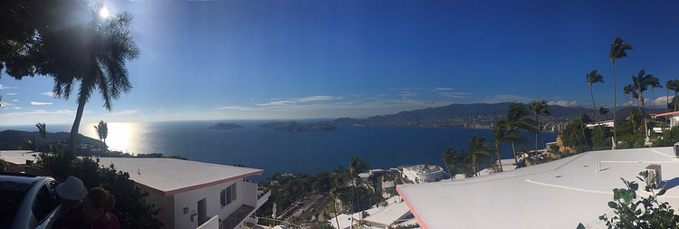 Güneşli bir günde bir tepeden Acapulco Körfezi panoraması