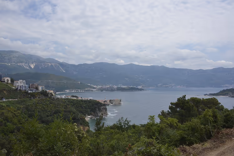 Panorama over Budva-rivieraen med by og hav