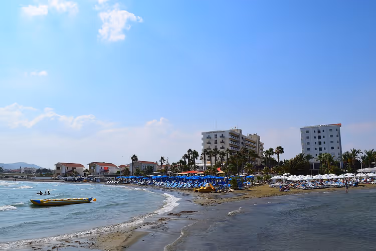Strand met parasols en hotels aan zee