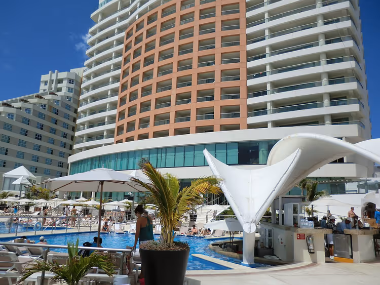 Beach Palace feriehotell med basseng