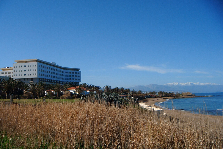 Wit hotelgebouw aan het zandstrand