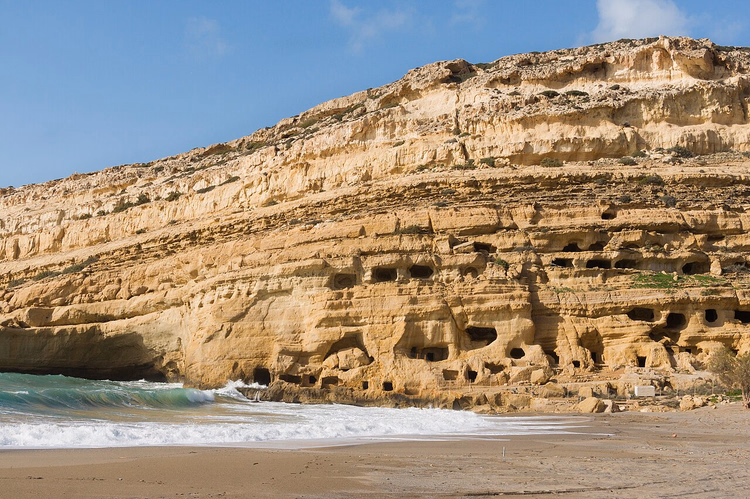 Matala-stranden og klippen med de gamle hulene