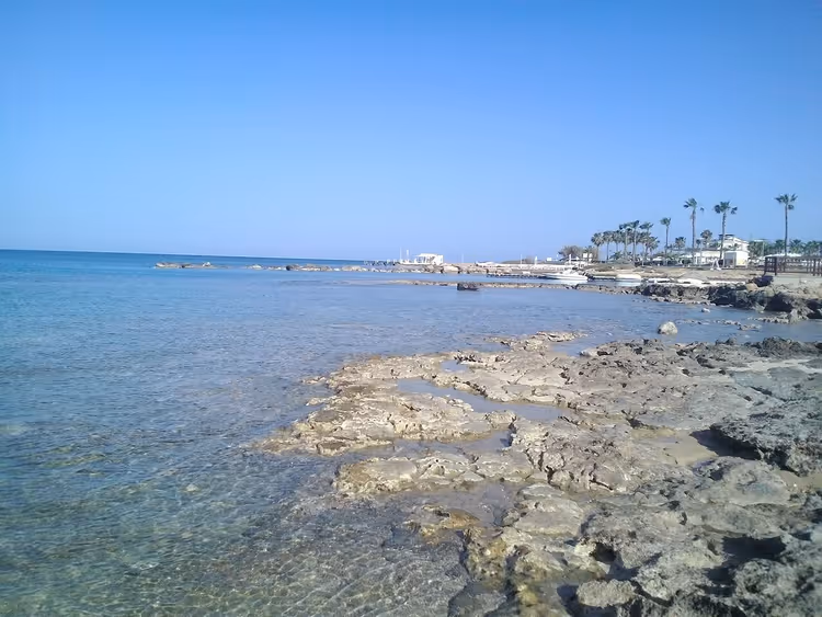 Protaras'ta kayalık kıyı ve deniz