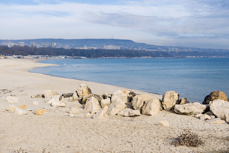 Zandstrand in Varna met rotsen aan zee