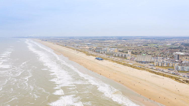 Zandvoort'un geniş kumlu plajı ve sahil şeridinin yukarıdan görünümü