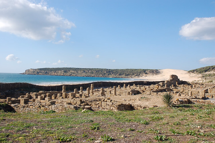 Ruinene av Baelo Claudia, Bolonia-stranden og en sanddyne