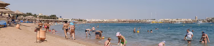 Panorama van het strand van Makadi Bay met zwemmers en hotels