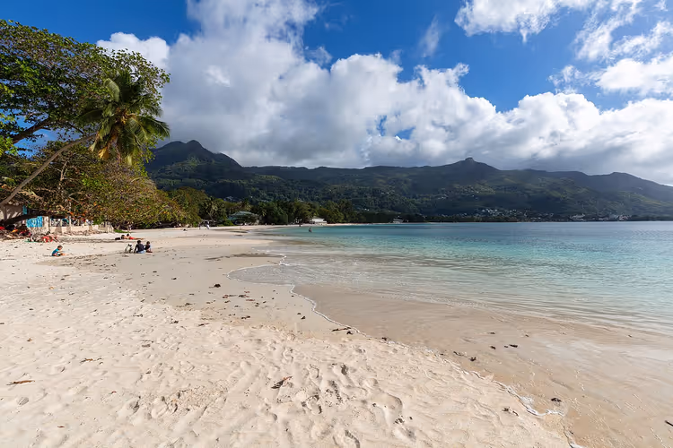 Beau Vallon-stranden med fjell på Mahé
