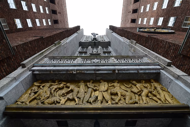 Gouden reliëf en bakstenen gevel van het stadhuis van Oslo