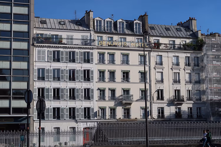 Fasaden til Hotel Beauvoir med skiltet sitt i Paris
