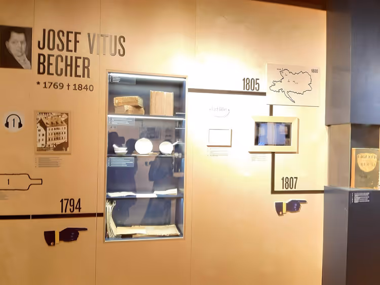 Josef Becher portresi ve vitrinli müze duvarı