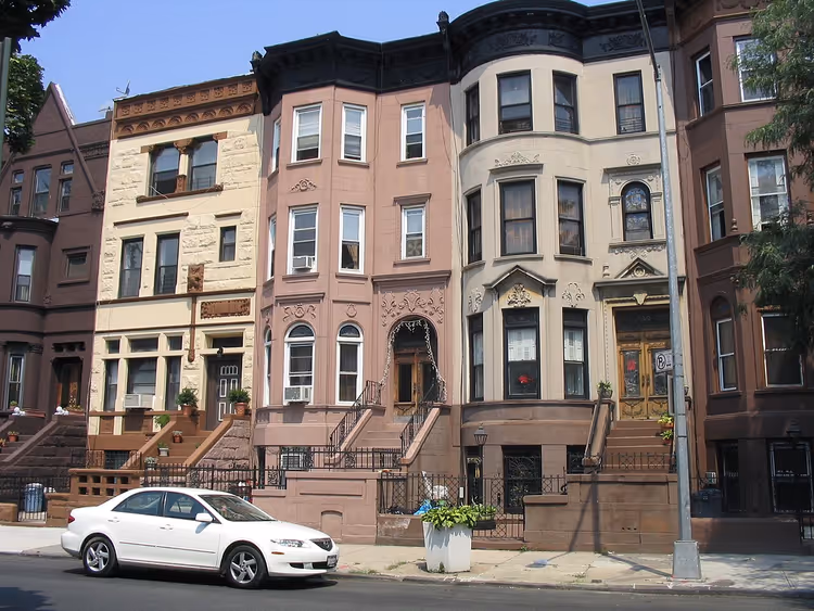 Reihe von Brownstone-Häusern in Bedford-Stuyvesant, Brooklyn