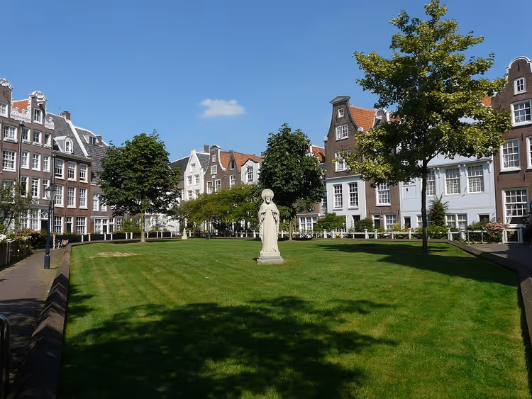 Gårdsplassen i Begijnhof med plen og statue