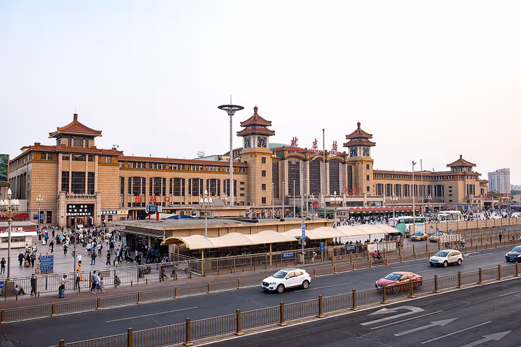 Fahrkartenschalter und Abfahrtstafel an einem chinesischen Bahnhof