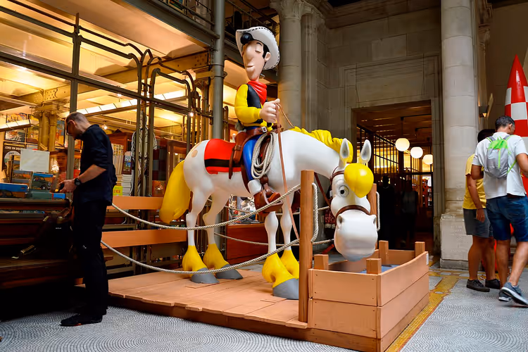 Standbeeld van Lucky Luke te paard in het museum