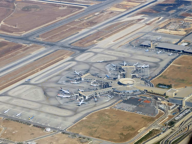 Luftaufnahme des Flughafens Ben Gurion mit Flugzeugen