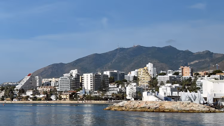 Plaj ve dağlarla Benalmadena panoraması