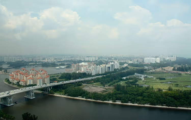 Yukarıdan Benjamin Sheares Köprüsü ve Singapur