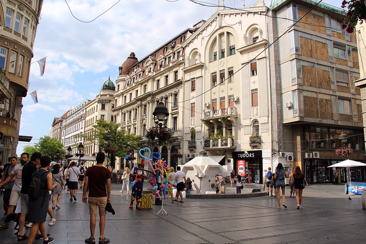 Fußgängerzone Knez Mihailova in Belgrad im Sommer