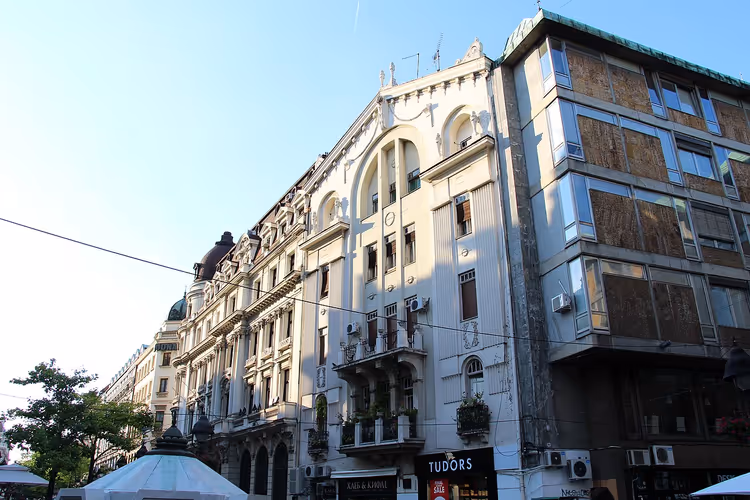 Ulica z europejskimi fasadami w Belgradzie