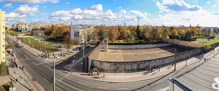Bernauer Strasse'deki Berlin Duvarı Anıtı'nın panoraması