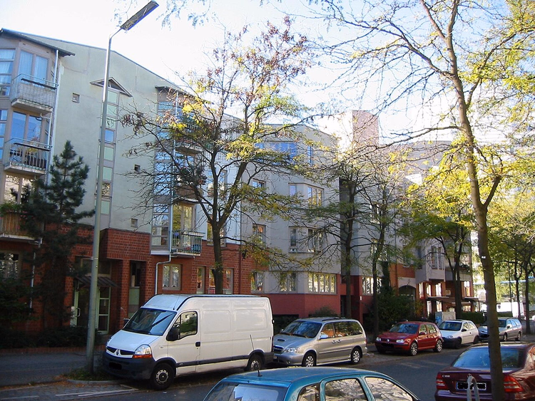 Berlin'de park etmiş arabalarla Kreuzberg sokağı