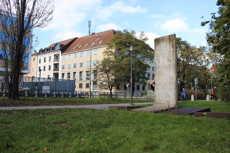 Yeşil çimende Berlin Duvarı'ndan bir parça