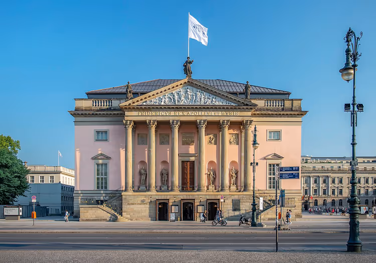 Gevel van de Staatsopera van Berlijn onder een blauwe lucht
