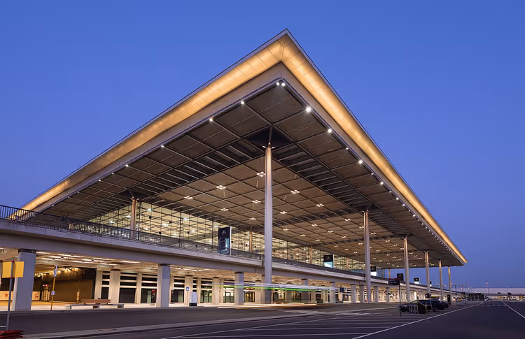Alacakaranlıkta Berlin Brandenburg Havalimanı Terminal 1