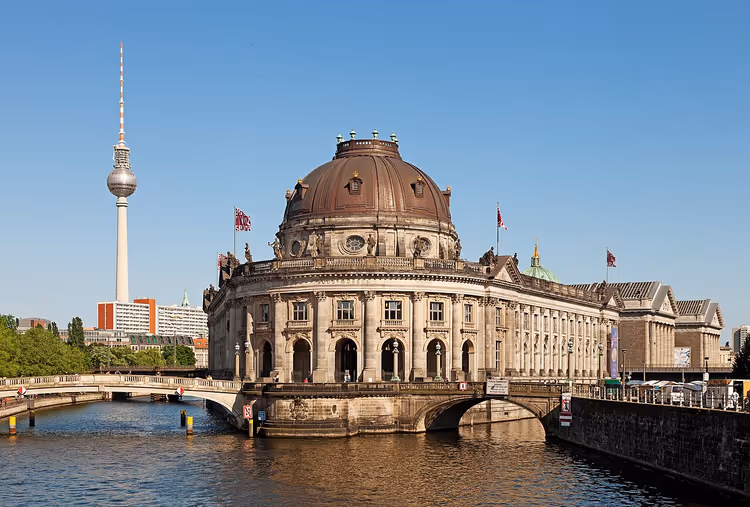 Bode-Museum auf der Museumsinsel und der Berliner Fernsehturm