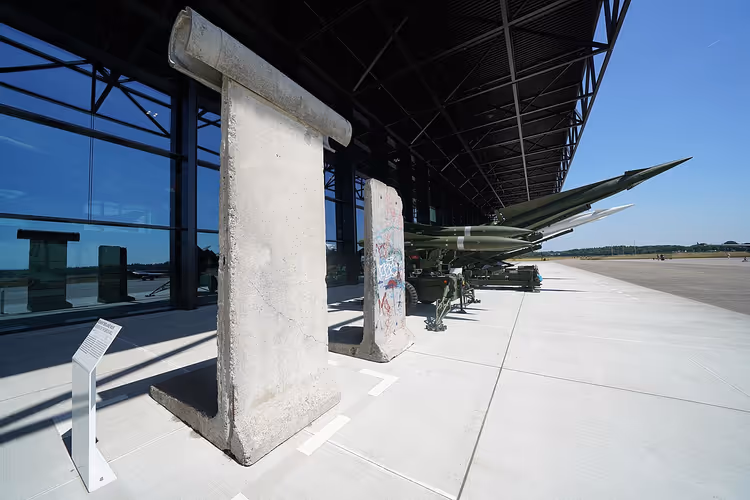 Üst kısımları yuvarlatılmış Berlin Duvarı beton blokları