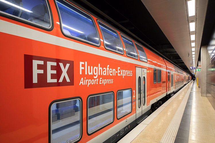FEX-Zug am Bahnhof BER Airport