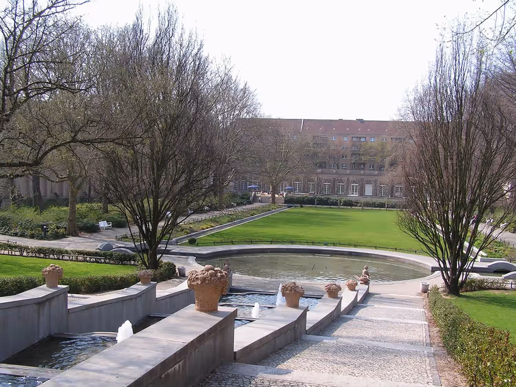 Çeşme şelalesi ve çim ile Körnerpark