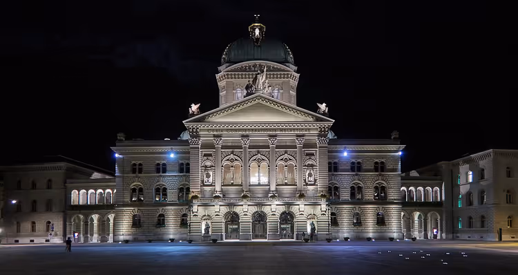 Forbundspalasset i Bern opplyst om natten