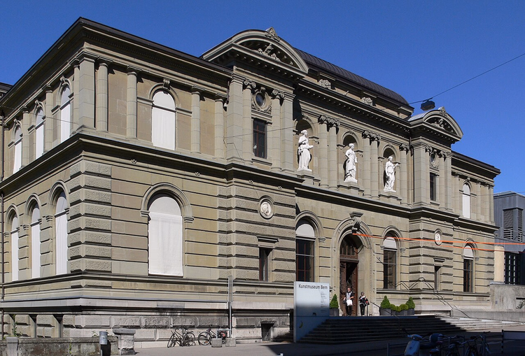 Fasaden til Kunstmuseum Bern med statuer