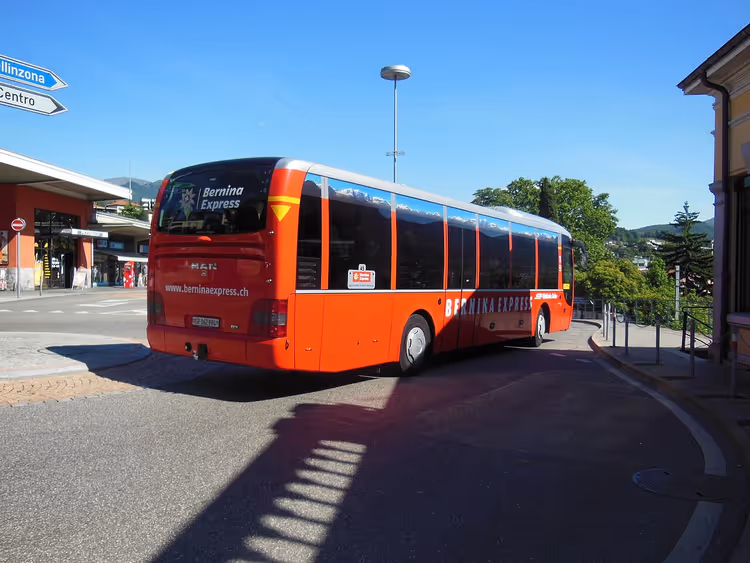 Roter Bernina Express Bus auf der Straße