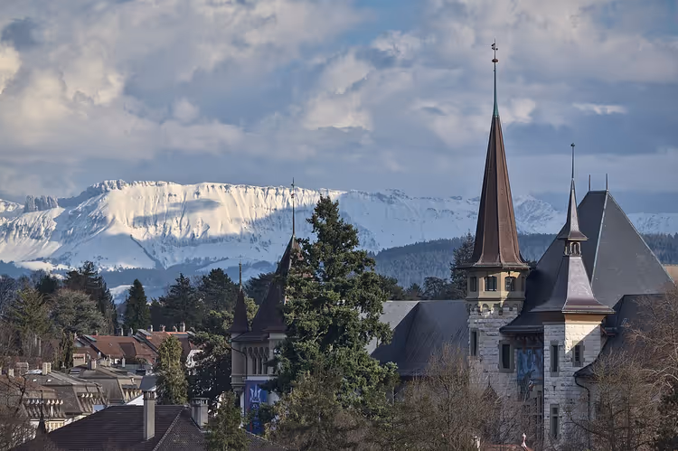 Bern historiske museum med tårn og Alpene i bakgrunnen