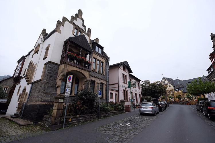 Straße in Bernkastel-Kues mit Stein- und Fachwerkhäusern