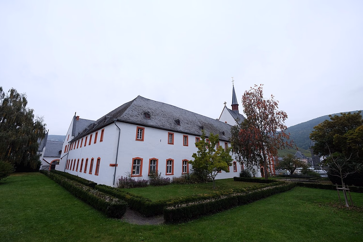 Weißes Gebäude des St.-Nikolaus-Hospitals in Kues